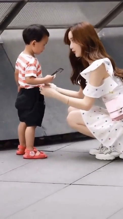 美女两腿中间什么样子拜托各位大神