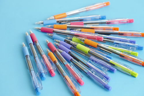小学生绘画用油性的勾线笔还是用水性