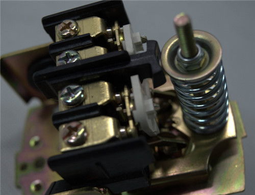 行李箱弹簧开关卡住了，行李箱弹簧开关卡住了打不开