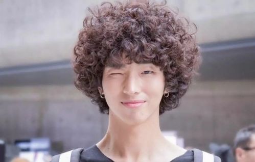 引人注目造句子，引人注目造句子简单