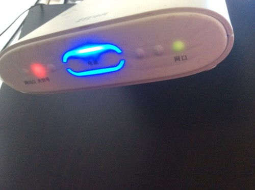 猫上面光信号闪红灯