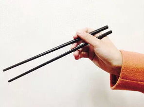 拿筷子的正确姿势，拿筷子的正确姿势图片