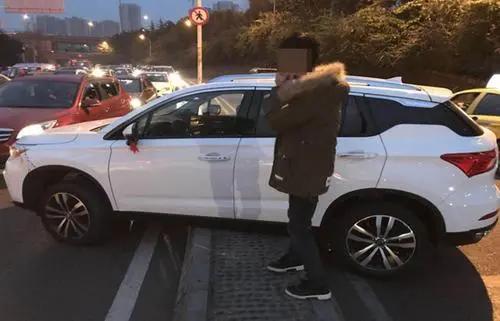 车主没留电话怎么挪车，找不到车主电话怎么通知对方挪车