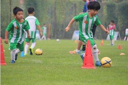 踢足球的好处，踢足球的好处简单概括