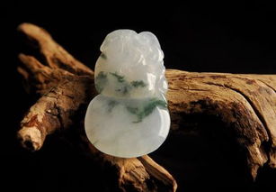 怎么辨别玉的真假，怎么辨别玉的真假简单方法手电