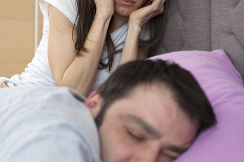 女人梦见自己头戴白布