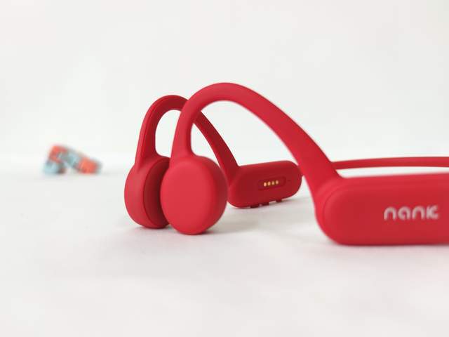 蓝牙耳机塞耳朵技巧，半入耳式耳机戴法图解