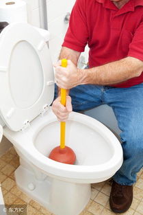 马桶被塑料硬物堵住怎么办，马桶里堵了硬物取不出怎么办