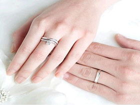 女的戒指戴哪只手，女的戒指戴哪只手图片