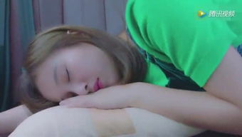 美女被绑挠脚心，挠脚心