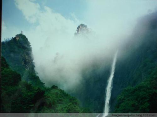 “遥看瀑布挂前川”里的“川”是什么意思?