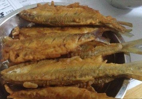 怎么炸鱼不粘锅不掉皮，怎么炸鱼不粘锅不掉皮正确方法视频