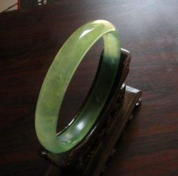 在西安秦始皇兵马俑附近买了一个蓝田玉手镯,接近1000值吗?