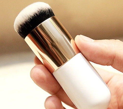 女生使用BB霜时,用海绵还是刷子比较好