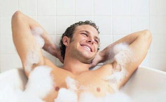 你们会和老公在一起洗澡吗?如果女人要洗阴的时候方便吗?