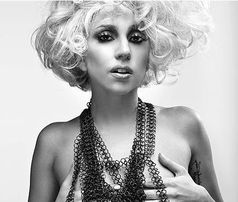 LadyGaga现身东京街头,俩壮汉保镖一路护航,她在日本的人气如何?_百度