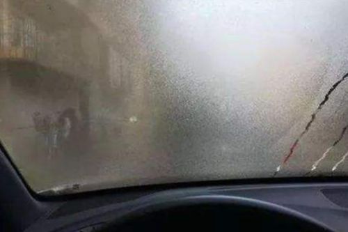 下雨车玻璃起雾怎么办，雨天车玻璃起雾怎么办
