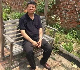 请问香港人的中文名对应的英文发音是根据什么而发音的?