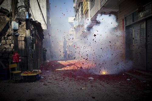 震耳欲聋的近义词。