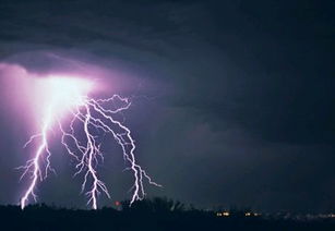 打雷可以玩手机吗，打雷可以玩手机吗在家里