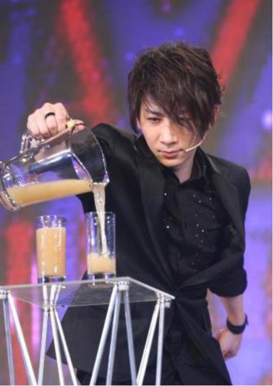 8年前的春晚后台,王力宏在后台扇了刘谦两耳光,当时究竟发生了什么