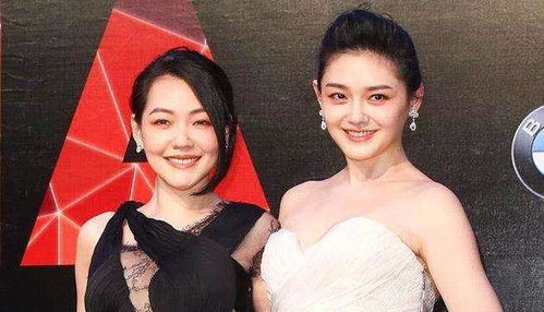 潮奶奶恬妞的哪一身装扮显得很年轻?