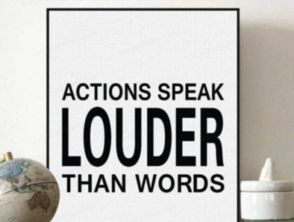loud的副词是aloud,还是loudly