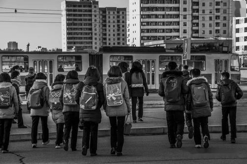 走在放学回家的路上作文500字