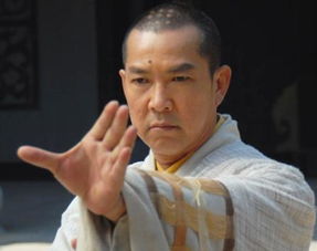 香港演员元华和元彪是什么关系?是不是亲兄弟?