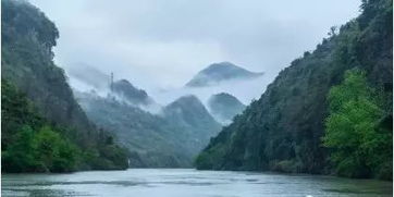 山锁雾头雾锁山,天连水尾水连天的意思是什么?
