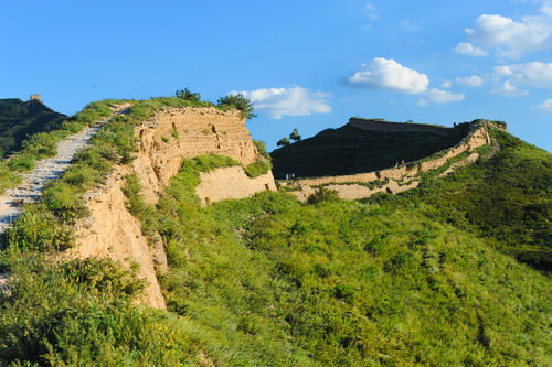 中国长城始建于什么朝代?