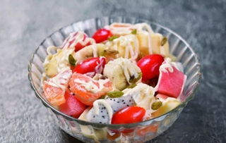 水果沙拉的英语是fruit salad吗?如果是,为什么fruit不加s? 求解答