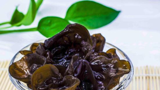 泡发木耳应该用冷水还是热水?