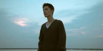 小巧玲珑跨洪波,悠游活跃如穿梭.打一生肖