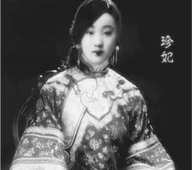 粉面含春威不露,丹唇未启笑先闻。的意思