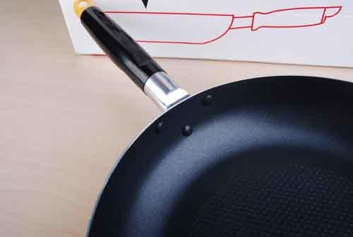 锅外面的陈年黑垢去除 锅外面的陈年黑垢去除的方法