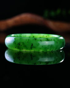 和田玉玉镯里有黑点