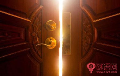 隔着门缝看人歇后语的下一句是什么?