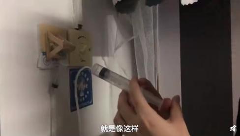 00后大学生发明宿舍关灯神器,是不是宿舍的福利呢?