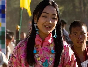 父亲是“不丹吴彦祖”,她是雪域公主,披中国风婚纱,你认识吗?