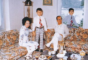 92岁李嘉诚携子孙拜祭亡妻,生前他们的关系如何?