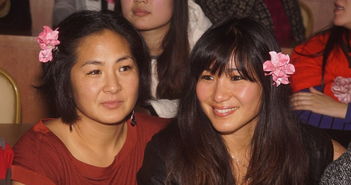73岁香港打星郑佩佩与两女儿罕同框,曾与其齐名的惠英红现状如何?_百