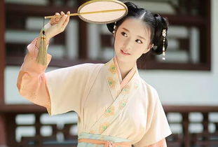 妆罢低声问夫婿, 画眉深浅入时无。 什么意思?