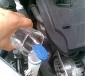 玻璃水不喷水了,怎么回事