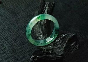 翡翠上的飘花能戴开吗?