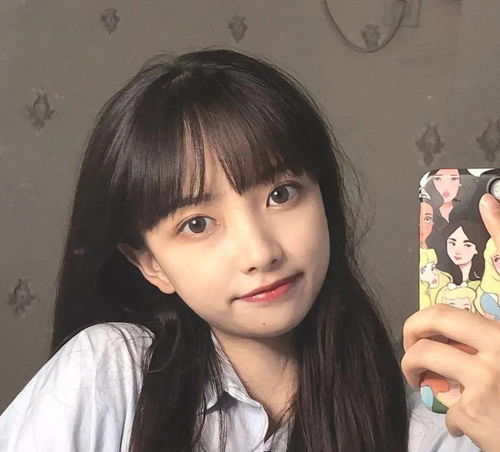 简单又漂亮的女生薄齐刘海发型图片