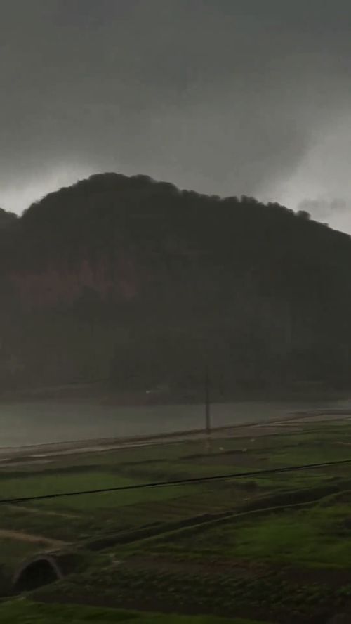 雾锁山头山锁雾天连水尾水连天，雾锁山头山锁雾天连水尾水连天修辞手法