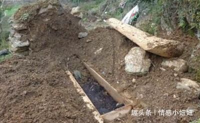 大蛇坟头晒太阳引村民祭拜,为何村民会出现这种迷惑行为?