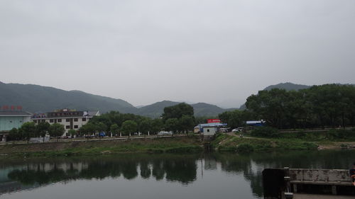 湖月照我影送我至剡溪