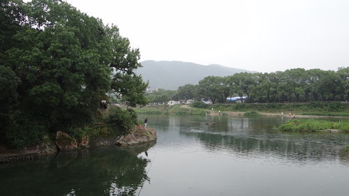 湖月照我影送我至剡溪在哪个省?